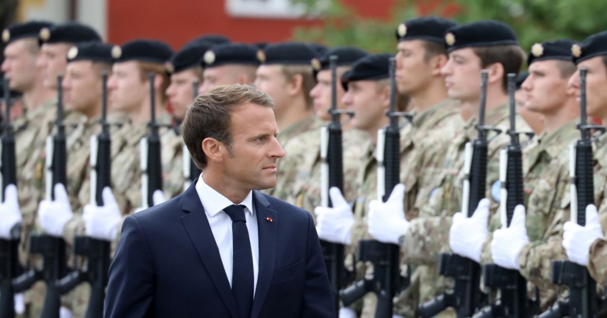 Le président de la République française Emmanuel Macron passent en ...