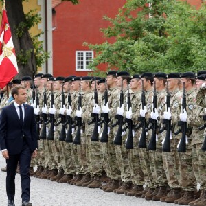 Le prince Frederik de Danemark et le président de la République française Emmanuel Macron passent en revue les troupes danoises à la Citadelle - Le couple présidentiel français en visite d'État à Copenhague, Danemark, le 28 août 2018. © Ludovic Marin/Pool/Bestimage