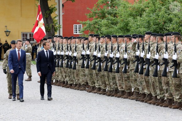 Le prince Frederik de Danemark et le président de la République française Emmanuel Macron passent en revue les troupes danoises à la Citadelle - Le couple présidentiel français en visite d'État à Copenhague, Danemark, le 28 août 2018. © Ludovic Marin/Pool/Bestimage