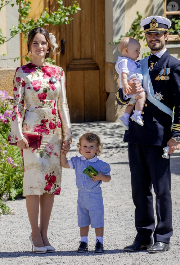 La princesse Sofia, le prince Carl Philip et leurs enfants le prince Gabriel et le prince Alexander au baptême de la princesse Adrienne de Suède à Stockholm au palais Drottningholm en Suède le 8 juin 2018.