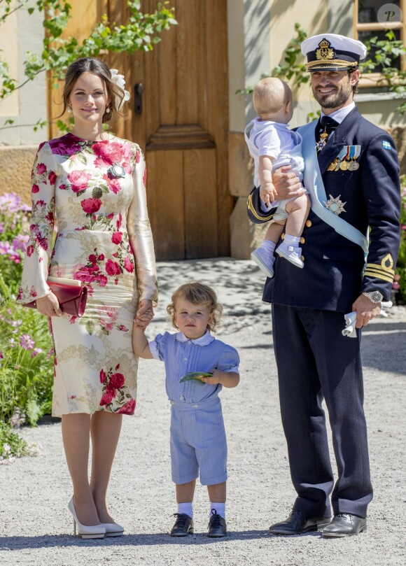 La princesse Sofia, le prince Carl Philip et leurs enfants le prince Gabriel et le prince Alexander au baptême de la princesse Adrienne de Suède à Stockholm au palais Drottningholm en Suède le 8 juin 2018.