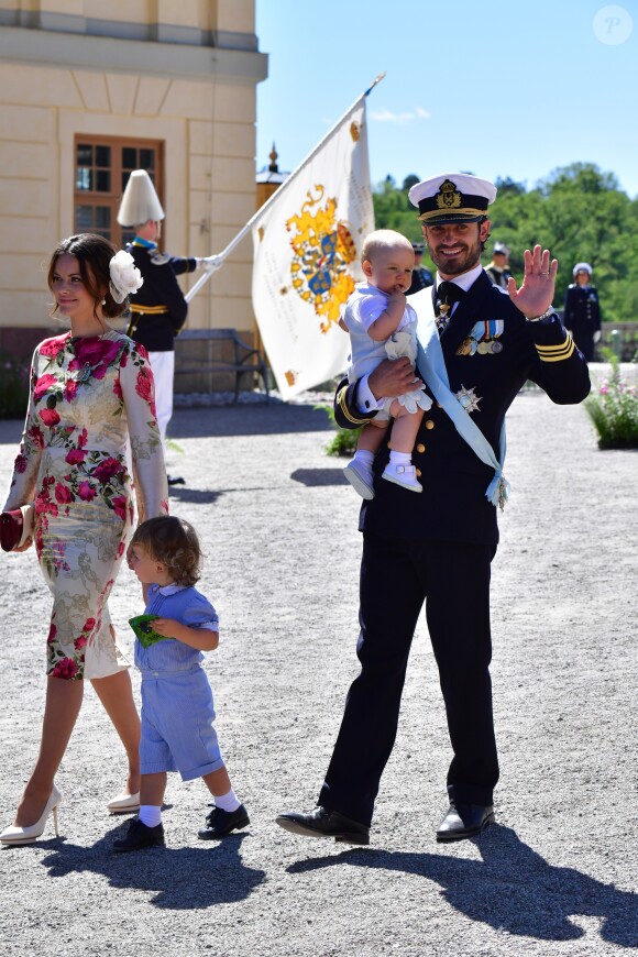 La princesse Sofia, le prince Carl Philip et leurs enfants le prince Gabriel et le prince Alexander au baptême de la princesse Adrienne de Suède à Stockholm au palais Drottningholm en Suède le 8 juin 2018.