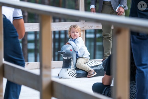 Le prince Alexander de Suède, accompagné de ses parents le prince Carl Philip et la princesse Sofia de Suède, a inauguré le 23 août 2018 une plate-forme d'observation à son nom au sein de la réserve naturelle Nynä dans le duché de Södermanland, dont il est le duc et où il effectuait, à 2 ans, sa première visite officielle.