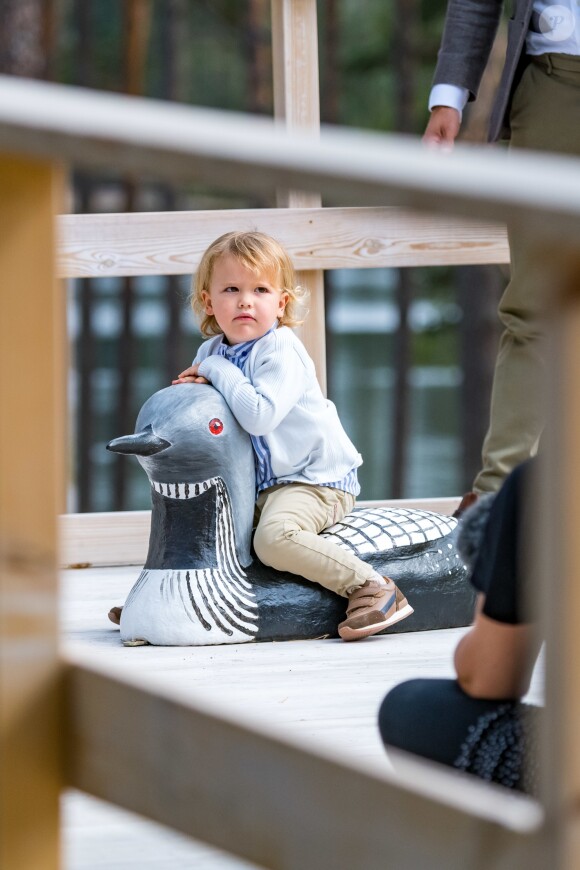 Le prince Alexander de Suède, accompagné de ses parents le prince Carl Philip et la princesse Sofia de Suède, a inauguré le 23 août 2018 une plate-forme d'observation à son nom au sein de la réserve naturelle Nynä dans le duché de Södermanland, dont il est le duc et où il effectuait, à 2 ans, sa première visite officielle.
