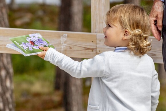 Le prince Alexander de Suède, accompagné de ses parents le prince Carl Philip et la princesse Sofia de Suède, a inauguré le 23 août 2018 une plate-forme d'observation à son nom au sein de la réserve naturelle Nynä dans le duché de Södermanland, dont il est le duc et où il effectuait, à 2 ans, sa première visite officielle.
