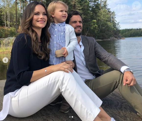 Le prince Alexander de Suède, accompagné de ses parents le prince Carl Philip et la princesse Sofia de Suède (photo : Instagram cour royale de Suède), a inauguré le 23 août 2018 une plate-forme d'observation à son nom au sein de la réserve naturelle Nynä dans le duché de Södermanland, dont il est le duc et où il effectuait, à 2 ans, sa première visite officielle.
