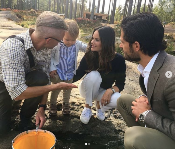 Le prince Alexander de Suède, accompagné de ses parents le prince Carl Philip et la princesse Sofia de Suède (photo : Instagram cour royale de Suède), a inauguré le 23 août 2018 une plate-forme d'observation à son nom au sein de la réserve naturelle Nynä dans le duché de Södermanland, dont il est le duc et où il effectuait, à 2 ans, sa première visite officielle.