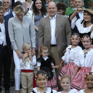 La princesse Charlène de Monaco avec le prince Jacques de Monaco, Mélanie de Massy, le prince Albert II de Monaco avec la princesse Gabriella de Monaco, la baronne Elisabeth Ann de Massy, Monseigneur Barsi, Georges Marsan (Maire de Monaco) - Traditionnel Pique-nique des Monégasques dans les jardins du parc Princesse Antoinette à Monaco, le 31 août 2018. © Claudia Albuquerque/Bestimage
