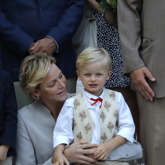 La princesse Charlène de Monaco avec le prince Jacques de Monaco - Traditionnel Pique-nique des Monégasques dans les jardins du parc Princesse Antoinette à Monaco, le 31 août 2018. La famille a assisté à une danse folklorique animée par le groupe "La Paladienne". © Claudia Albuquerque/Bestimage