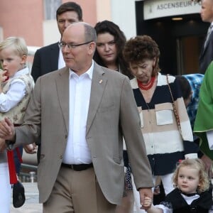 La princesse Charlène de Monaco avec le prince Jacques de Monaco, le prince Albert II de Monaco avec la princesse Gabriella de Monaco, Mélanie de Massy, la baronne Elisabeth Ann de Massy, Monseigneur Barsi, Georges Marsan (Maire de Monaco) - Traditionnel Pique-nique des Monégasques dans les jardins du parc Princesse Antoinette à Monaco, le 31 août 2018. La famille a assisté à une danse folklorique animée par le groupe "La Paladienne". © Jean-Charles Vinaj / PRM / Bestimage