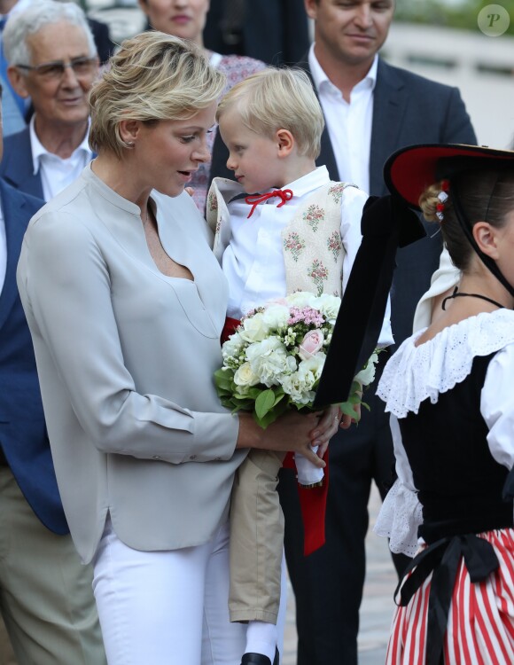 La princesse Charlène de Monaco avec le prince Jacques de Monaco - Traditionnel Pique-nique des Monégasques dans les jardins du parc Princesse Antoinette à Monaco, le 31 août 2018. La famille a assisté à une danse folklorique animée par le groupe "La Paladienne". © Jean-Charles Vinaj / PRM / Bestimage