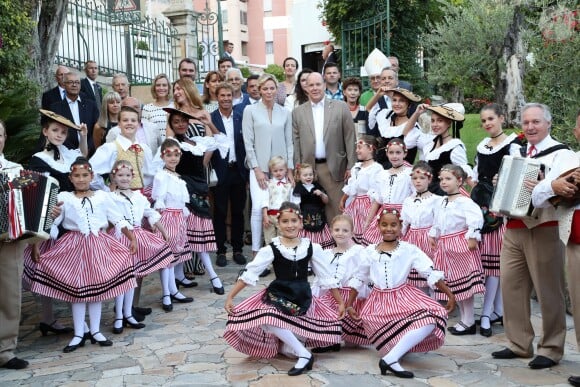Gareth Wittstock et Sean Wittstock (frères de la Princesse Charlène de Monaco), Jean Leonard de Massy, la princesse Charlène de Monaco avec le prince Jacques de Monaco, Mélanie de Massy, le prince Albert II de Monaco avec la princesse Gabriella de Monaco, la baronne Elisabeth Ann de Massy, Monseigneur Barsi, Georges Marsan (Maire de Monaco) - Traditionnel Pique-nique des Monégasques dans les jardins du parc Princesse Antoinette à Monaco, le 31 août 2018. La famille a assisté à une danse folklorique animée par le groupe "La Paladienne". © Jean-Charles Vinaj / PRM / Bestimage