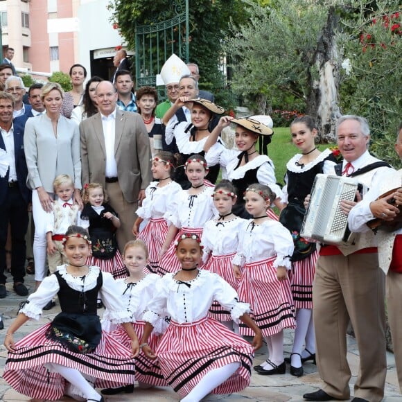 Gareth Wittstock et Sean Wittstock (frères de la Princesse Charlène de Monaco), Jean Leonard de Massy, la princesse Charlène de Monaco avec le prince Jacques de Monaco, Mélanie de Massy, le prince Albert II de Monaco avec la princesse Gabriella de Monaco, la baronne Elisabeth Ann de Massy, Monseigneur Barsi, Georges Marsan (Maire de Monaco) - Traditionnel Pique-nique des Monégasques dans les jardins du parc Princesse Antoinette à Monaco, le 31 août 2018. La famille a assisté à une danse folklorique animée par le groupe "La Paladienne". © Jean-Charles Vinaj / PRM / Bestimage