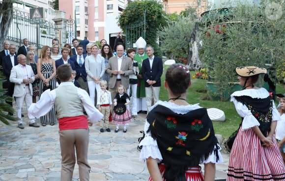 Gareth Wittstock et Sean Wittstock (frères de la Princesse Charlène de Monaco), Jean Leonard de Massy, son fils Melchior, la princesse Charlène de Monaco avec le prince Jacques de Monaco, Mélanie de Massy, le prince Albert II de Monaco avec la princesse Gabriella de Monaco, la baronne Elisabeth Ann de Massy, Monseigneur Barsi, Georges Marsan (Maire de Monaco) - Traditionnel Pique-nique des Monégasques dans les jardins du parc Princesse Antoinette à Monaco, le 31 août 2018. La famille a assisté à une danse folklorique animée par le groupe "La Paladienne". © Jean-Charles Vinaj / PRM / Bestimage