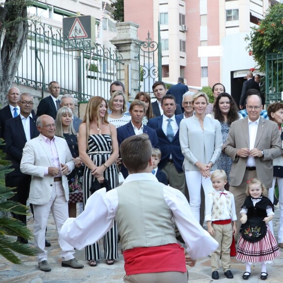 Gareth Wittstock et Sean Wittstock (frères de la Princesse Charlène de Monaco), Jean Leonard de Massy, son fils Melchior, la princesse Charlène de Monaco avec le prince Jacques de Monaco, Mélanie de Massy, le prince Albert II de Monaco avec la princesse Gabriella de Monaco, la baronne Elisabeth Ann de Massy, Monseigneur Barsi, Georges Marsan (Maire de Monaco) - Traditionnel Pique-nique des Monégasques dans les jardins du parc Princesse Antoinette à Monaco, le 31 août 2018. La famille a assisté à une danse folklorique animée par le groupe "La Paladienne". © Jean-Charles Vinaj / PRM / Bestimage