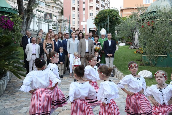 Gareth Wittstock et Sean Wittstock (frères de la Princesse Charlène de Monaco), Jean Leonard de Massy, son fils Melchior, la princesse Charlène de Monaco avec le prince Jacques de Monaco, Mélanie de Massy, le prince Albert II de Monaco avec la princesse Gabriella de Monaco, la baronne Elisabeth Ann de Massy, Monseigneur Barsi, Georges Marsan (Maire de Monaco) - Traditionnel Pique-nique des Monégasques dans les jardins du parc Princesse Antoinette à Monaco, le 31 août 2018. La famille a assisté à une danse folklorique animée par le groupe "La Paladienne". © Jean-Charles Vinaj / PRM / Bestimage