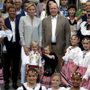 La princesse Charlène de Monaco avec le prince Jacques de Monaco, Mélanie de Massy, le prince Albert II de Monaco avec la princesse Gabriella de Monaco, la baronne Elisabeth Ann de Massy, Monseigneur Barsi, Georges Marsan (Maire de Monaco) - Traditionnel Pique-nique des Monégasques dans les jardins du parc Princesse Antoinette à Monaco, le 31 août 2018. La famille a assisté à une danse folklorique animée par le groupe "La Paladienne". © Jean-François Ottonello / Nice Matin / Bestimage