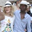 Madonna se balade avec ses enfants David Banda, Estere et Stelle dans les rues de Lecce en Italie, le 17 août 2017