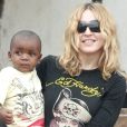Madonna et son fils David Banda au Malawi en visite dans l'orphelinat où il a vécu. Avril 2007.