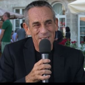 Thierry Ardisson répond à une interview pour TV5 Monde