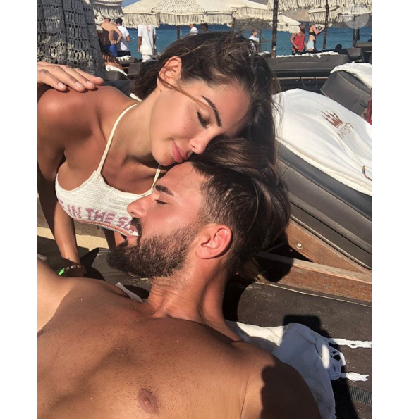 Nabilla et Thomas amoureux à Mykonos, courant août 2018.