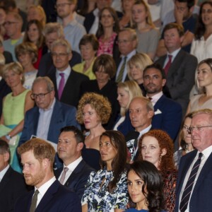 Le prince Harry et Meghan Markle (robe Jason Wu), duc et duchesse de Sussex, pendant l'hymne national lors du gala de charité The Royal Armouries' 100 Days to Peace au Central Hall Westminster à Londres le 6 septembre 2018, une soirée musicale commémorant le centenaire des cent derniers jours de la Première Guerre mondiale.