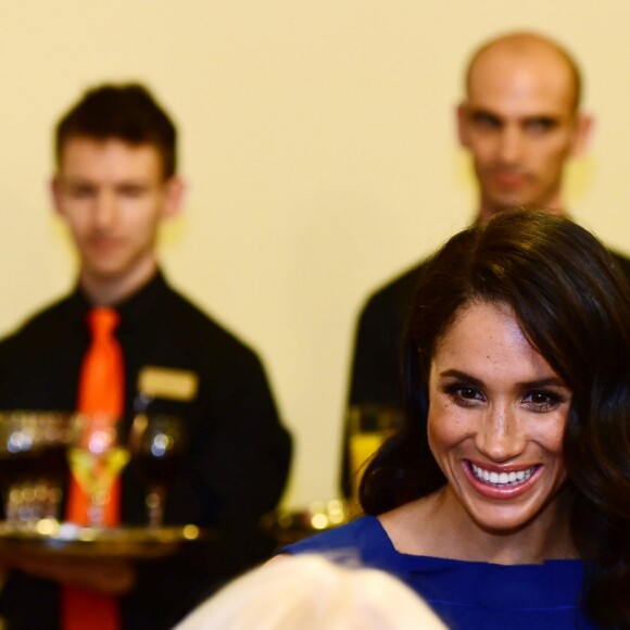 Le prince Harry et Meghan Markle (robe Jason Wu), duc et duchesse de Sussex, rencontrant des représentants d'associations lors du gala de charité The Royal Armouries' 100 Days to Peace au Central Hall Westminster à Londres le 6 septembre 2018, une soirée musicale commémorant le centenaire des cent derniers jours de la Première Guerre mondiale.