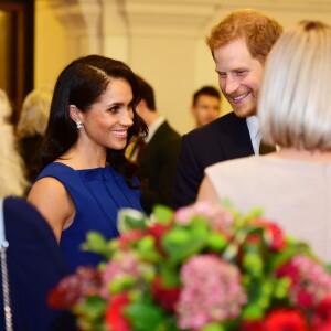 Le prince Harry et Meghan Markle (robe Jason Wu), duc et duchesse de Sussex, rencontrant des représentants d'associations lors du gala de charité The Royal Armouries' 100 Days to Peace au Central Hall Westminster à Londres le 6 septembre 2018, une soirée musicale commémorant le centenaire des cent derniers jours de la Première Guerre mondiale.