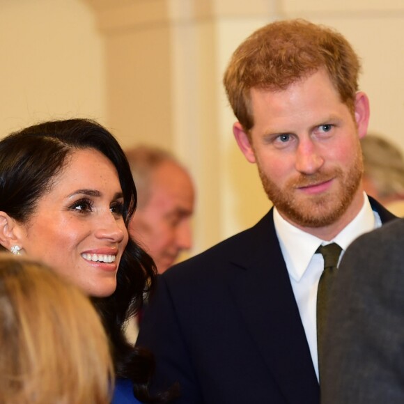 Le prince Harry et Meghan Markle (robe Jason Wu), duc et duchesse de Sussex, rencontrant des représentants d'associations lors du gala de charité The Royal Armouries' 100 Days to Peace au Central Hall Westminster à Londres le 6 septembre 2018, une soirée musicale commémorant le centenaire des cent derniers jours de la Première Guerre mondiale.