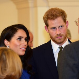 Le prince Harry et Meghan Markle (robe Jason Wu), duc et duchesse de Sussex, rencontrant des représentants d'associations lors du gala de charité The Royal Armouries' 100 Days to Peace au Central Hall Westminster à Londres le 6 septembre 2018, une soirée musicale commémorant le centenaire des cent derniers jours de la Première Guerre mondiale.