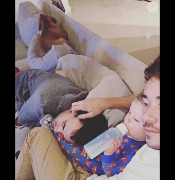 Alex Goude en pleine sieste avec son mari Romain et leur fils. Instagram, octobre 2016