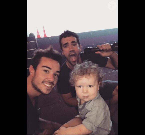 Alex Goude pose avec son mari Romain et leur fils Elliot. Instagram, août 2016