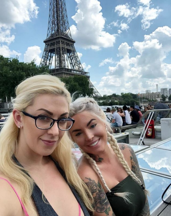 Christy Mack à Paris en juillet 2018 avec son amie Karley Cottrell (à gauche), photo Instagram.