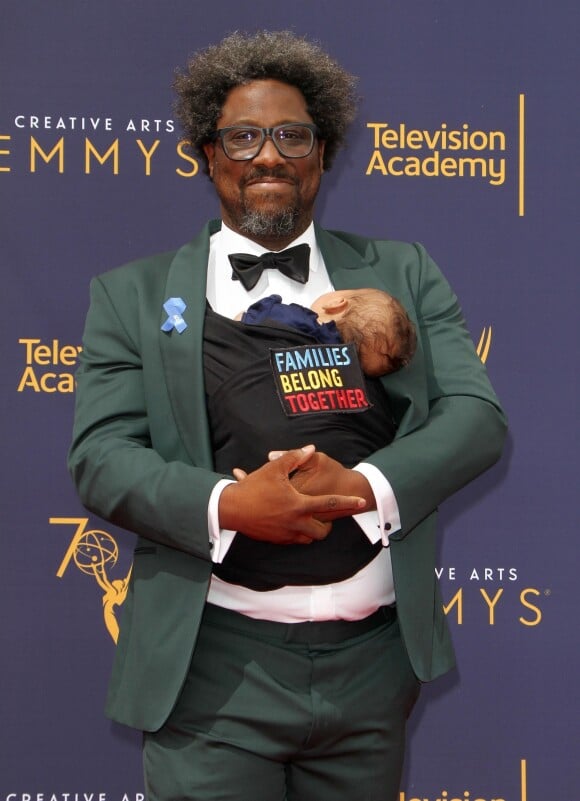W. Kamau Bell et son nouveau-né aux Primetime Creative Arts Emmy Awards au Microsoft Theater à Los Angeles, le 9 septembre 2018.