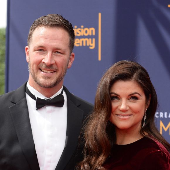 Brady Smith et sa femme Tiffani Thiessen aux Primetime Creative Arts Emmy Awards au Microsoft Theater à Los Angeles, le 9 septembre 2018.