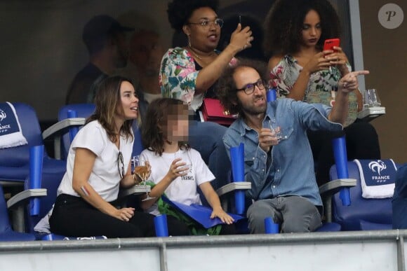 Élodie Bouchez, son mari Thomas Bangalter (groupe Daft Punk), leur fils Roxan et Alicia Aylies (Miss France 2017) dans les tribunes lors de la Ligue des nations opposant la France aux Pays-Bas, au Stade de France, à Saint-Denis, Seine Saint-Denis, France, le 9 septembre 2018. La France a gagné 2-1. © Cyril Moreau/Bestimage