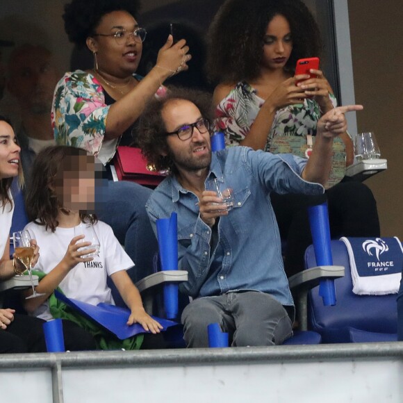 Élodie Bouchez, son mari Thomas Bangalter (groupe Daft Punk), leur fils Roxan et Alicia Aylies (Miss France 2017) dans les tribunes lors de la Ligue des nations opposant la France aux Pays-Bas, au Stade de France, à Saint-Denis, Seine Saint-Denis, France, le 9 septembre 2018. La France a gagné 2-1. © Cyril Moreau/Bestimage