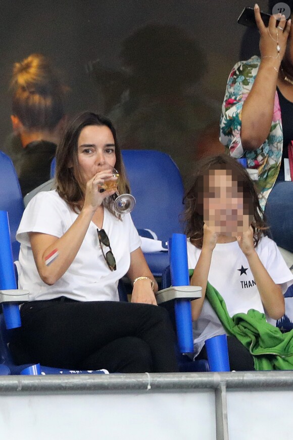 Élodie Bouchez et son fils Roxan dans les tribunes lors de la Ligue des nations opposant la France aux Pays-Bas, au Stade de France, à Saint-Denis, Seine Saint-Denis, France, le 9 septembre 2018. La France a gagné 2-1. © Cyril Moreau/Bestimage