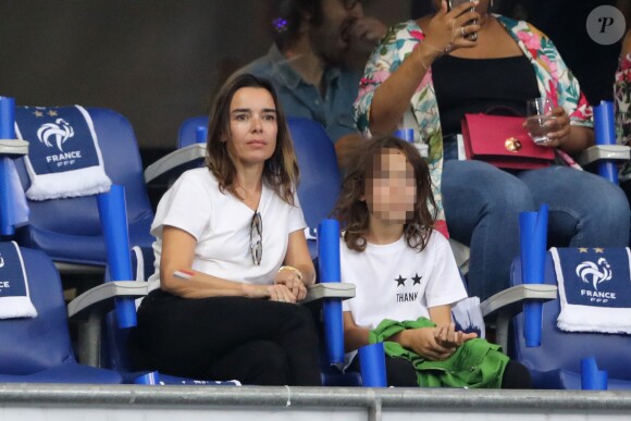 Élodie Bouchez et son fils Roxan dans les tribunes lors de la Ligue des nations opposant la France aux Pays-Bas, au Stade de France, à Saint-Denis, Seine Saint-Denis, France, le 9 septembre 2018. La France a gagné 2-1. © Cyril Moreau/Bestimage
