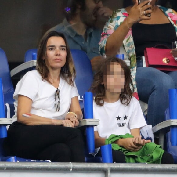 Élodie Bouchez et son fils Roxan dans les tribunes lors de la Ligue des nations opposant la France aux Pays-Bas, au Stade de France, à Saint-Denis, Seine Saint-Denis, France, le 9 septembre 2018. La France a gagné 2-1. © Cyril Moreau/Bestimage