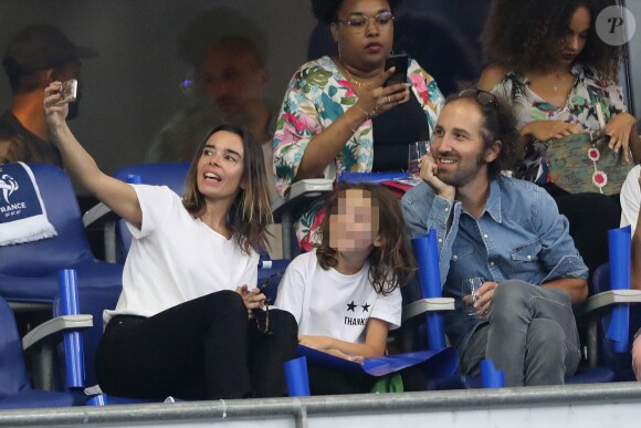 Élodie Bouchez, son mari Thomas Bangalter (groupe Daft Punk), leur fils Roxan et Alicia Aylies (Miss France 2017) dans les tribunes lors de la Ligue des nations opposant la France aux Pays-Bas, au Stade de France, à Saint-Denis, Seine Saint-Denis, France, le 9 septembre 2018. La France a gagné 2-1. © Cyril Moreau/Bestimage