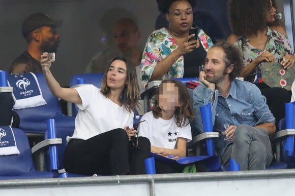 Élodie Bouchez, son mari Thomas Bangalter (groupe Daft Punk), leur fils Roxan et Alicia Aylies (Miss France 2017) dans les tribunes lors de la Ligue des nations opposant la France aux Pays-Bas, au Stade de France, à Saint-Denis, Seine Saint-Denis, France, le 9 septembre 2018. La France a gagné 2-1. © Cyril Moreau/Bestimage