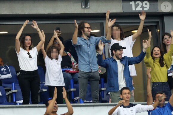 Élodie Bouchez, son mari Thomas Bangalter (groupe Daft Punk), leur fils Roxan et Tara-Jay, François Civil et Joséphine Japy dans les tribunes lors de la Ligue des nations opposant la France aux Pays-Bas, au Stade de France, à Saint-Denis, Seine Saint-Denis, France, le 9 septembre 2018. La France a gagné 2-1. © Cyril Moreau/Bestimage
