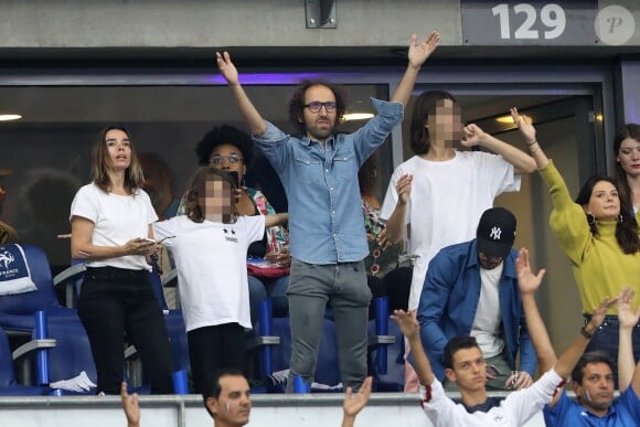 Élodie Bouchez, son mari Thomas Bangalter (groupe Daft Punk), leur fils Roxan et Tara-Jay, François Civil et Joséphine Japy dans les tribunes lors de la Ligue des nations opposant la France aux Pays-Bas, au Stade de France, à Saint-Denis, Seine Saint-Denis, France, le 9 septembre 2018. La France a gagné 2-1. © Cyril Moreau/Bestimage