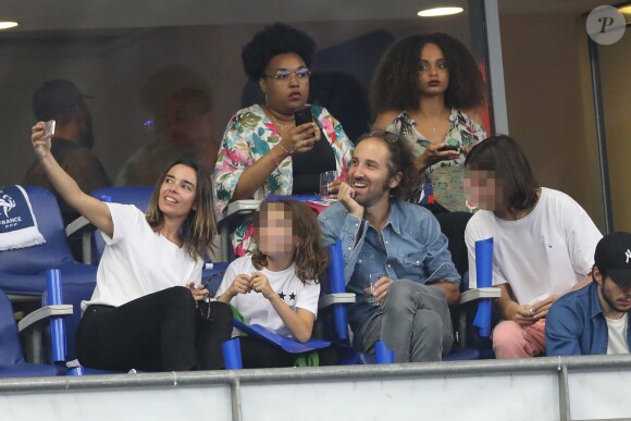Élodie Bouchez, son mari Thomas Bangalter (groupe Daft Punk), leur fils Roxan et Tara-Jay, Alicia Aylies (Miss France 2017), la chanteuse Jain (Jeanne Galice) et François Civil dans les tribunes lors de la Ligue des nations opposant la France aux Pays-Bas, au Stade de France, à Saint-Denis, Seine Saint-Denis, France, le 9 septembre 2018. La France a gagné 2-1. © Cyril Moreau/Bestimage