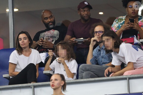 Sylvain Wiltord, Élodie Bouchez, son mari Thomas Bangalter (groupe Daft Punk), leur fils Roxan et Tara-Jay dans les tribunes lors de la Ligue des nations opposant la France aux Pays-Bas, au Stade de France, à Saint-Denis, Seine Saint-Denis, France, le 9 septembre 2018. La France a gagné 2-1. © Cyril Moreau/Bestimage