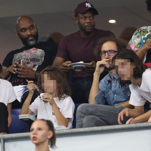 Sylvain Wiltord, Élodie Bouchez, son mari Thomas Bangalter (groupe Daft Punk), leur fils Roxan et Tara-Jay dans les tribunes lors de la Ligue des nations opposant la France aux Pays-Bas, au Stade de France, à Saint-Denis, Seine Saint-Denis, France, le 9 septembre 2018. La France a gagné 2-1. © Cyril Moreau/Bestimage