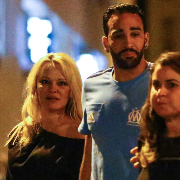 Exclusif - Pamela Anderson et son nouveau compagnon le footballeur français Adil Rami vont dîner en amoureux au restaurant "la Villa" après la victoire de l'OM contre Toulouse (2-0) , Marseille le 24 septembre 2017.