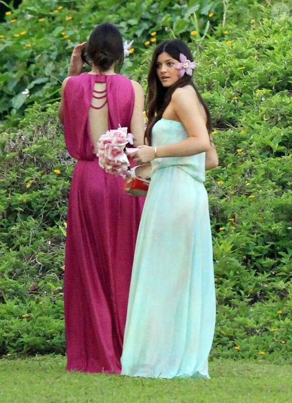 Kendall et Kylie Jenner au mariage de leur frère Brandon à Hawaï le 31 mai 2012