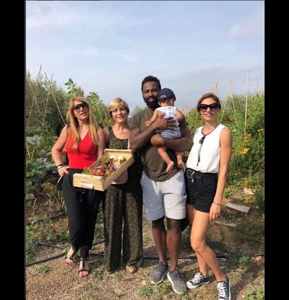 Ariane Brodier pose avec son fils, son chéri Fulgence ainsi que sa mère et sa soeur, dans le Sud de la France. Instagram, septembre 2018